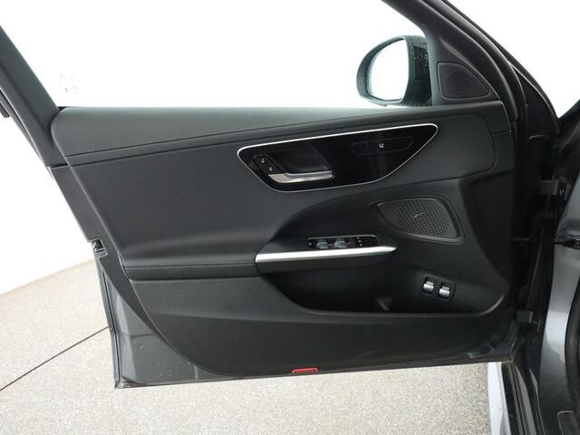 Mercedes-Benz C-KLASSE Estate 300 e AMG Plug-In Hybride AMG Line | Night Pakket | Trekhaak | Panorama Schuif-Kanteldak | Dodehoek Assist | Stuur en Stoelverwarming. Inclusief 24 maanden MB Certified garantie voor Europa.