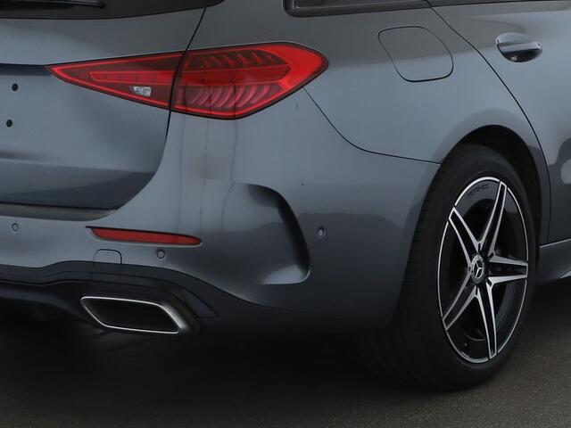 Mercedes-Benz C-KLASSE Estate 300 e AMG Plug-In Hybride AMG Line | Night Pakket | Trekhaak | Panorama Schuif-Kanteldak | Dodehoek Assist | Stuur en Stoelverwarming. Inclusief 24 maanden MB Certified garantie voor Europa.