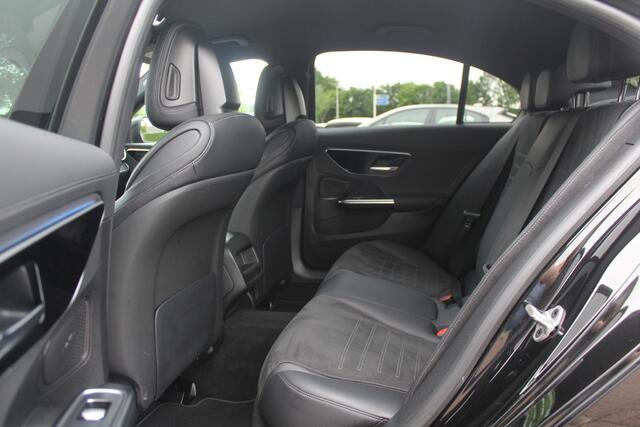 Mercedes-Benz C-KLASSE 180 AMG Line / Camera / Leder&Alcantara / 18'' / Navigatie / DAB / Dodehoek / Stoelverwarming / Cruise Control
