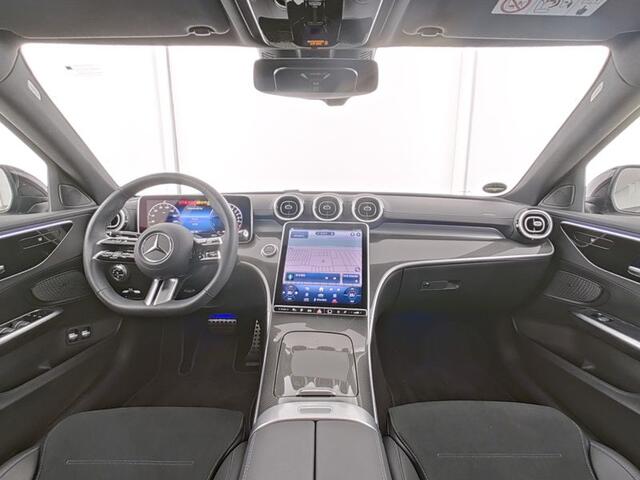 Mercedes-Benz C-KLASSE 300 e AMG Plug-In Hybride AMG Line | Night Pakket | Achteruitrijcamera | Dodehoek Assist | AMG Spoiler | Stuur en Stoelverwarming. Inclusief 24 maanden Mercedes-Benz Certified garantie voor Europa.