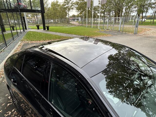 Mercedes-Benz C-KLASSE 200 AMG // Panoramadak // Trekhaak // Carplay // Camera // Nightpakket // Alarm // 19 inch // Sfeerverlichting