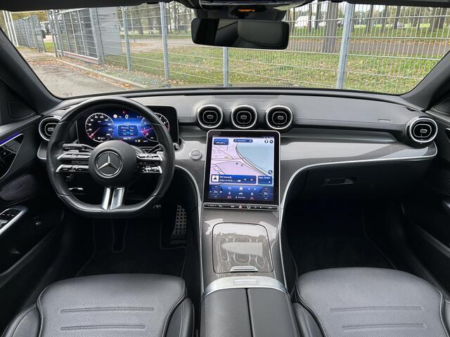 Mercedes-Benz C-KLASSE 200 AMG // Panoramadak // Trekhaak // Carplay // Camera // Nightpakket // Alarm // 19 inch // Sfeerverlichting