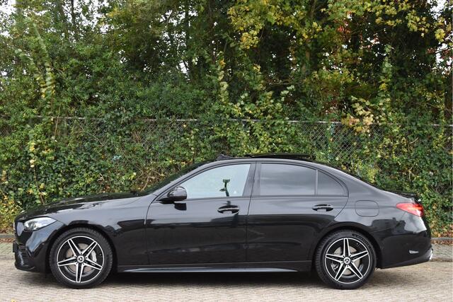 Mercedes-Benz C-KLASSE 300 e AMG Line 313 pk | NL-Auto | Trekhaak | Open dak | Virtual cockpit | Camera | Carplay | Sfeerverlichting | Full LED | LM-Velgen | NAP