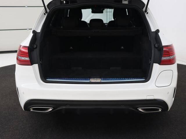 Mercedes-Benz C-KLASSE 300e AMG Night | Stoelverwarming | Carplay | Leder/Alcantara | Camera | Navigatie | Park Assist | Full LED | PHEV | Plug In