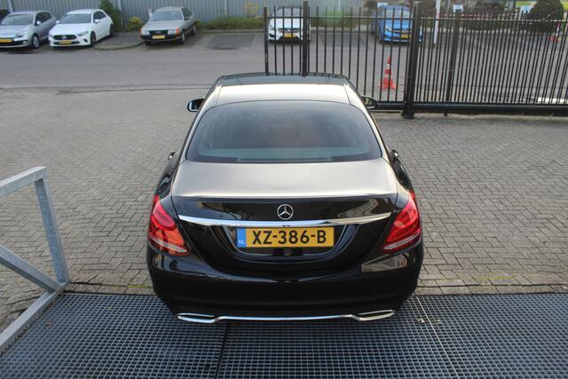 Mercedes-Benz C-KLASSE 180 Premium Plus Lederen sportstoelen/Led lampen/Parkeersensoren/Trekhaak/Spiegel en stoelverwarming/Cruise control/Navigatie/Climate control/Licht metalen velgen