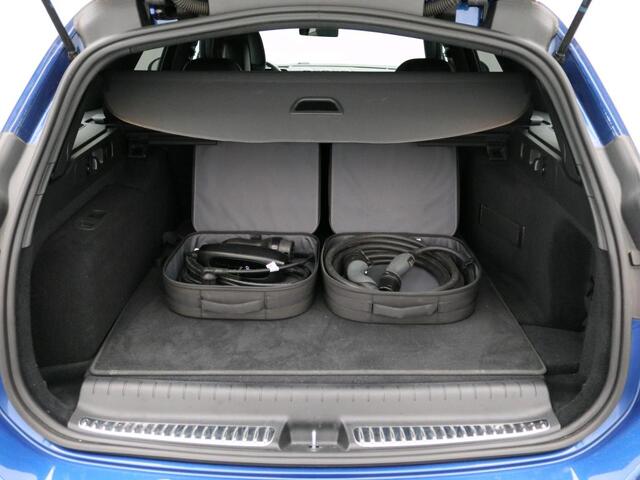 Mercedes-Benz C-KLASSE Estate 300 e AMG Plug-In Hybride AMG Line | Panorama Schuif-Kanteldak | Burmester® | Parkeerpakket met 360°-camera | Alarm | Head-up display. Inclusief 24 maanden MB Certified garantie voor Europa.