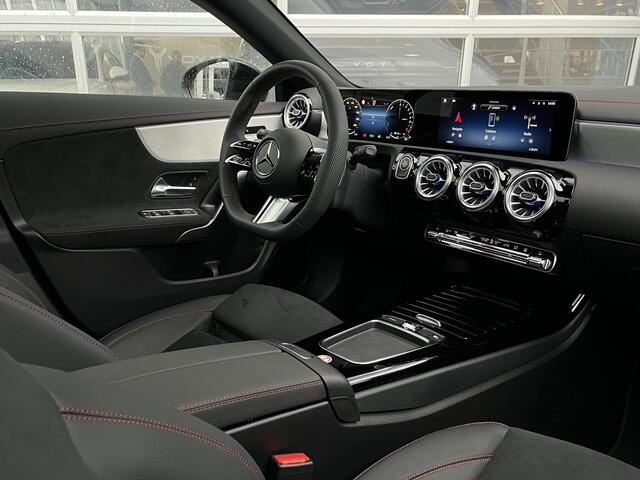 Mercedes-Benz CLA-KLASSE Shooting Brake 250 e AMG Line | Premium Pakket | Night Pakket | Panoramadak | MULTIBEAM LED Koplampen | Dodehoekassistent | Advanced Sound System | Sfeerverlichting | Stoelverwarming | Achteruitrijcamera | Elektrisch Inklapbare Buitenspiegels | Showmodel