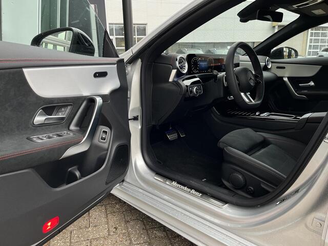 Mercedes-Benz CLA-KLASSE Shooting Brake 250 e AMG Line | Premium Pakket | Night Pakket | Panoramadak | MULTIBEAM LED Koplampen | Dodehoekassistent | Advanced Sound System | Sfeerverlichting | Stoelverwarming | Achteruitrijcamera | Elektrisch Inklapbare Buitenspiegels | Showmodel