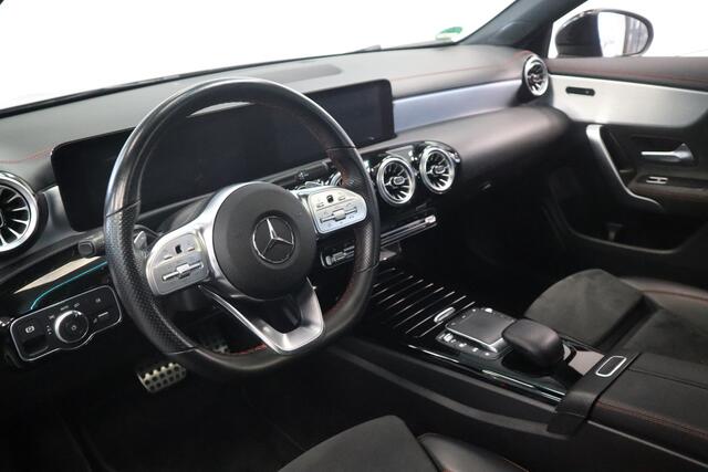 Mercedes-Benz CLA-KLASSE 180 AMG Business Solution Luxury Sfeer verlichting Panoramadak, Ambi light, Navigatie, 18LMV, Matte kleur 24 maanden garantie mogelijk (*vraag naar de voorwaarden)