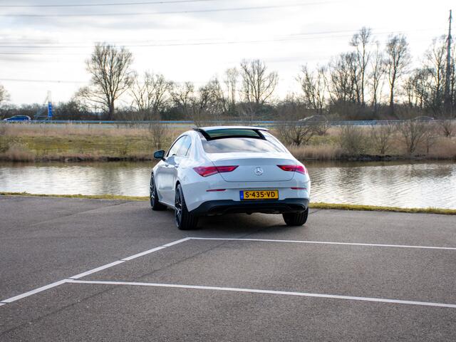 Mercedes-Benz CLA-KLASSE 180 AMG Line | Pano | Adaptieve Cruise | Camera
