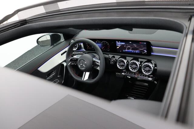 Mercedes-Benz CLA-KLASSE 180 AMG Line | Premium Pakket | Night Pakket | Panoramadak | MULTIBEAM LED Koplampen | Dodehoekassistent | Advanced Sound System | Sfeerverlichting | Stoelverwarming | Achteruitrijcamera | Elektrisch Inklapbare Buitenspiegels | Showmodel