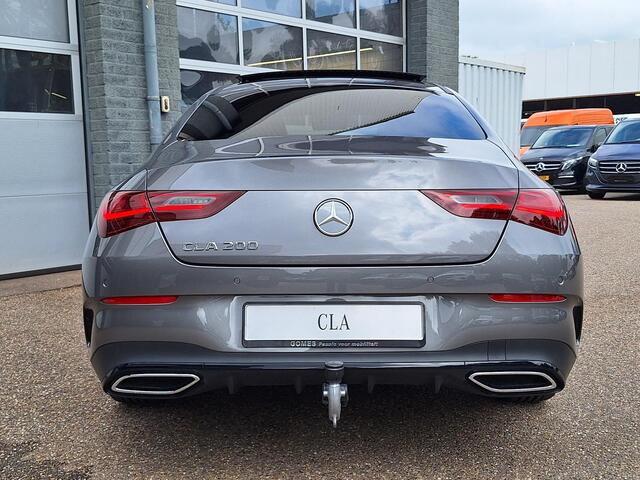 Mercedes-Benz CLA-KLASSE 200 AMG Line | Premium Pakket | Night Pakket | Winter Pakket | Panoramadak | Trekhaak | Burmester Surround Sound | MULTIBEAM LED Koplampen | Dodehoekassistent | Apple CarPlay | Android Auto | Sfeerverlichting | Stoelverwarming | Showmodel