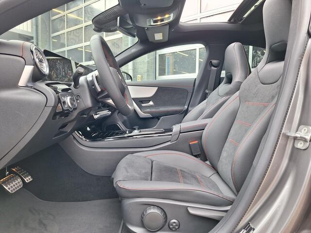 Mercedes-Benz CLA-KLASSE 200 AMG Line | Premium Pakket | Night Pakket | Winter Pakket | Panoramadak | Trekhaak | Burmester Surround Sound | MULTIBEAM LED Koplampen | Dodehoekassistent | Apple CarPlay | Android Auto | Sfeerverlichting | Stoelverwarming | Showmodel