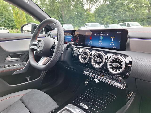 Mercedes-Benz CLA-KLASSE 200 AMG Line | Premium Pakket | Night Pakket | Winter Pakket | Panoramadak | Trekhaak | Burmester Surround Sound | MULTIBEAM LED Koplampen | Dodehoekassistent | Apple CarPlay | Android Auto | Sfeerverlichting | Stoelverwarming | Showmodel