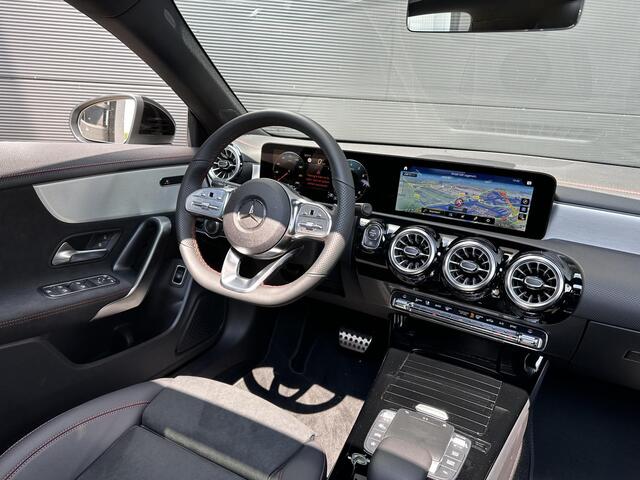 Mercedes-Benz CLA-KLASSE Shooting Brake 180 AMG Line | Nightpakket | Panoramadak | Achteruitrijcamera | Stoelverwarming | Dodehoekassistent | Sfeerverlichting