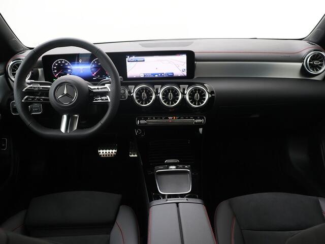 Mercedes-Benz CLA-KLASSE 180 AMG Line | Panoramadak | Sfeerverlichting | Nightpakket | Stoelverwarming | Multimedia Systeem Groot |