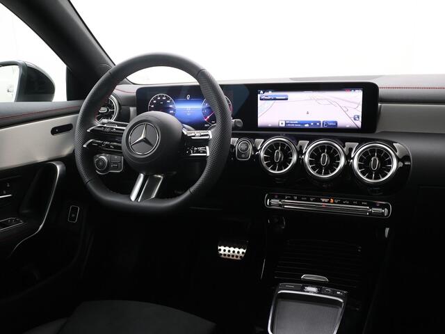 Mercedes-Benz CLA-KLASSE 180 AMG Line | Panoramadak | Sfeerverlichting | Nightpakket | Stoelverwarming | Multimedia Systeem Groot |