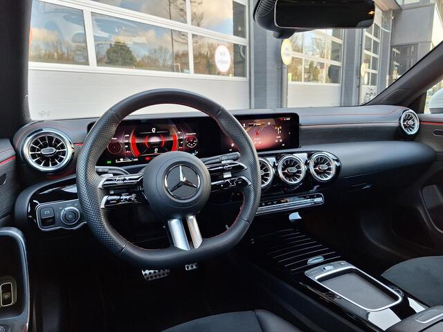 Mercedes-Benz CLA-KLASSE Shooting Brake 180 | Panoramadak | AMG | Achteruitrijcamera | Stoelverwarming | Multibeam LED | Sfeerverlichting | Keyless-GO | Elektrische achterklep