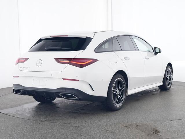 Mercedes-Benz CLA-KLASSE Shooting Brake 250 e AMG Face Lift Plug-In Hybride | AMG Line | Night Pakket | Trekhaak | Panorama Schuif-Kanteldak | Dodehoek Assist | Sfeerverlichting. Inclusief 24 maanden MB Certified garantie voor Europa.