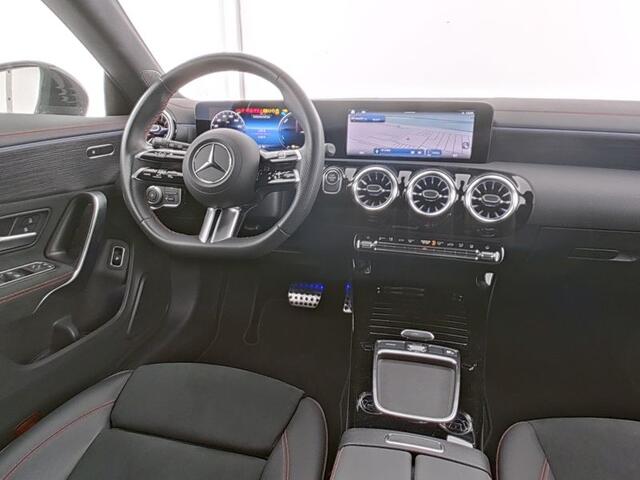 Mercedes-Benz CLA-KLASSE Shooting Brake 250 e AMG Face Lift Plug-In Hybride | AMG Line | Night Pakket | Trekhaak | Panorama Schuif-Kanteldak | Dodehoek Assist | Sfeerverlichting. Inclusief 24 maanden MB Certified garantie voor Europa.