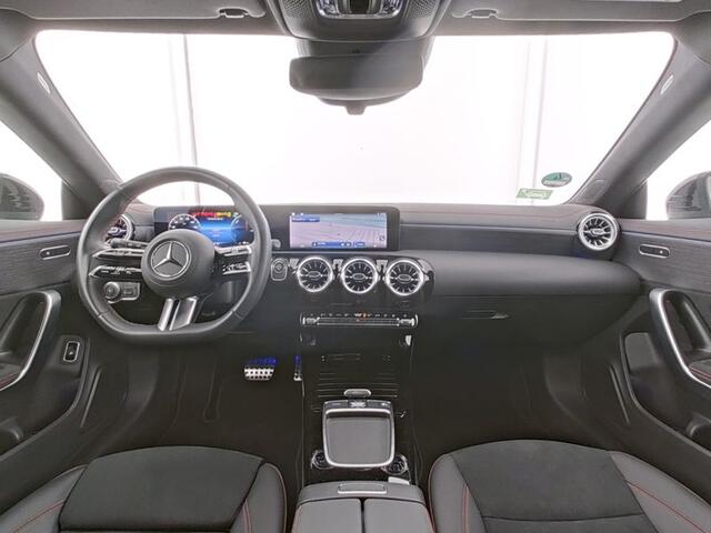 Mercedes-Benz CLA-KLASSE Shooting Brake 250 e AMG Face Lift Plug-In Hybride | AMG Line | Night Pakket | Trekhaak | Panorama Schuif-Kanteldak | Dodehoek Assist | Sfeerverlichting. Inclusief 24 maanden MB Certified garantie voor Europa.
