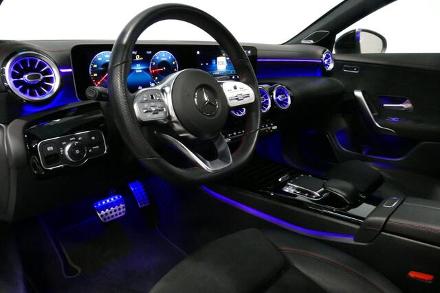 Mercedes-Benz CLA-KLASSE Shooting Brake 220 AMG Line / CLA45 AMG Diffuser / Panamericana Grill / Panoramadak / Burmester Surround Sound / Stoelverwarming / LED High Performance koplampen / Nightpakket / Agility Control / Trekhaak (zwenkbaar) / Ambienteverlichting / Widescreen / 1