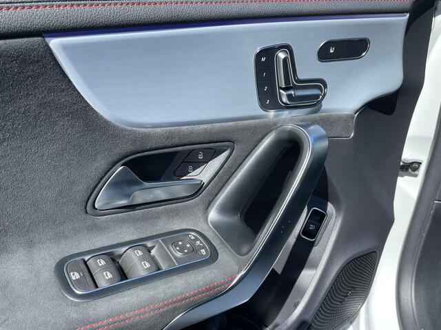 Mercedes-Benz CLA-KLASSE Shooting Brake 180 | Panoramadak | AMG Night | 360° Camera | Head-up display | Memorystoelen verwarmd | Sfeerverlichting