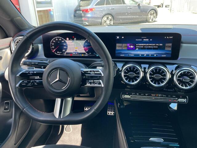 Mercedes-Benz CLA-KLASSE Shooting Brake 180 | Panoramadak | AMG Night | 360° Camera | Head-up display | Memorystoelen verwarmd | Sfeerverlichting