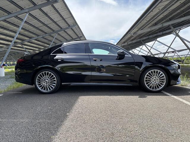 Mercedes-Benz CLA-KLASSE 180 Business Solution AMG | Panoramadak | Burmester | Rijassistentiepakket | Trekhaak | 360 camera | Sfeerverlichting | Stoel/stuurverwarming |