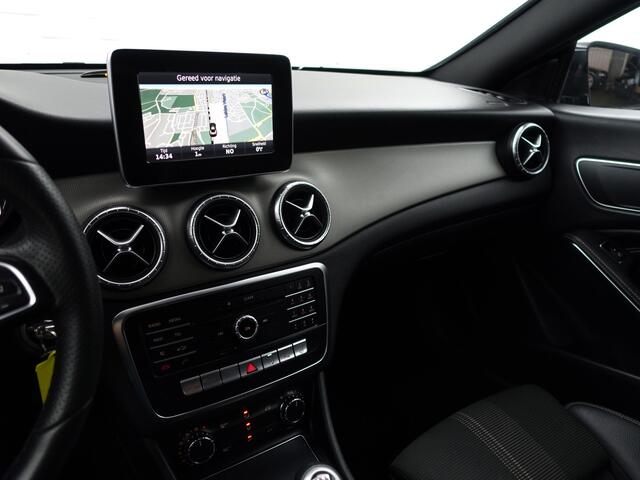 Mercedes-Benz CLA-KLASSE 180 AMG Edition Plus- Xenon Led, Stoelverwarming, Privacy Glass, Park Assist, Sport Leder Interieur