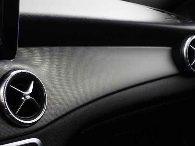 Mercedes-Benz CLA-KLASSE 180 AMG Edition Plus- Xenon Led, Stoelverwarming, Privacy Glass, Park Assist, Sport Leder Interieur