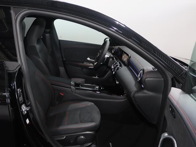 Mercedes-Benz CLA-KLASSE 250 e Shooting Brake Business Solution AMG | Panoramaschuifdak | Nightpakket | 19 inch AMG-Velgen