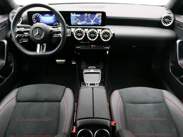 Mercedes-Benz CLA-KLASSE 250e AMG Nightpakket Keyless GO | Sfeerverlichting | Dode Hoek Ass | Stoelverwarming | Parkeerpakket met Camera | Car Play | Inclusief 24 maanden Mercedes-Benz Certified garantie voor Europa.