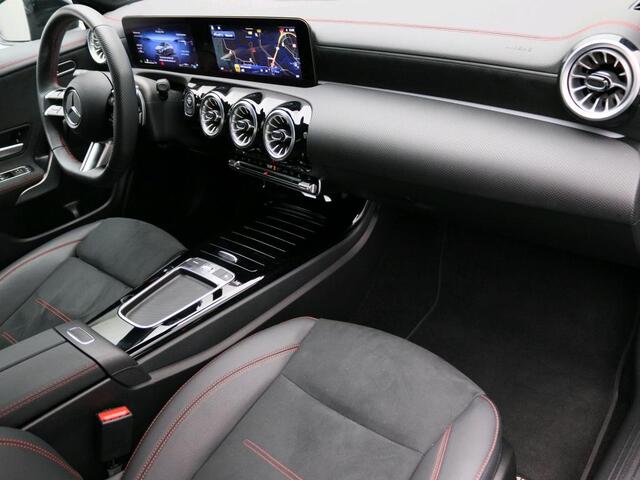Mercedes-Benz CLA-KLASSE 250e AMG Nightpakket Keyless GO | Sfeerverlichting | Dode Hoek Ass | Stoelverwarming | Parkeerpakket met Camera | Car Play | Inclusief 24 maanden Mercedes-Benz Certified garantie voor Europa.