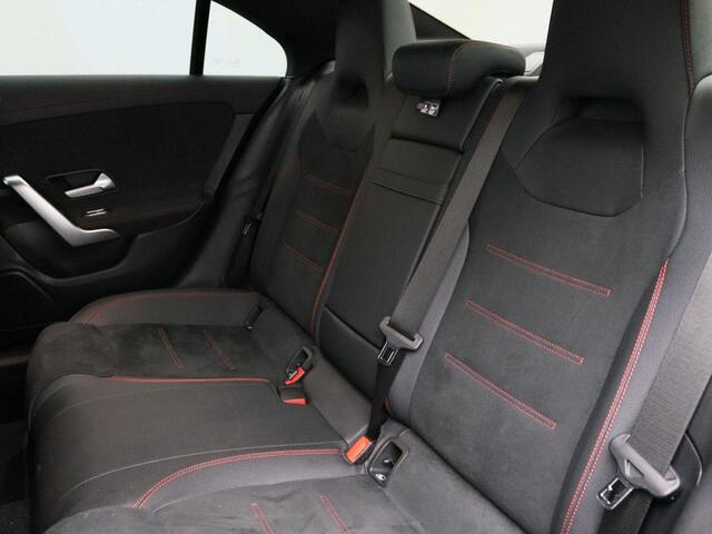 Mercedes-Benz CLA-KLASSE 250e AMG Nightpakket Keyless GO | Sfeerverlichting | Dode Hoek Ass | Stoelverwarming | Parkeerpakket met Camera | Car Play | Inclusief 24 maanden Mercedes-Benz Certified garantie voor Europa.