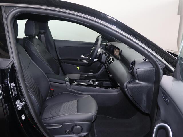 Mercedes-Benz CLA-KLASSE Shooting Brake 180 Star Edition LIMITED | Dodehoekassistent | Achteruitrijcamera | Multibeam LED koplampen