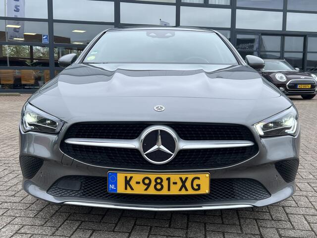 Mercedes-Benz CLA-KLASSE Shooting Brake 180 D 2.0 Automaat Business Solution Luxury Navigatie Trekhaak Panoramadak Elek. Stoelen Leer Stoelverwarming DAB Keyless Getint Glas NL Auto BTW