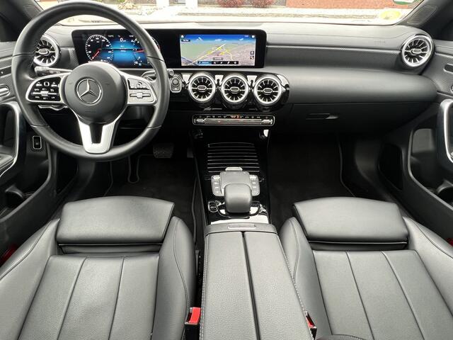 Mercedes-Benz CLA-KLASSE Shooting Brake 180 D 2.0 Automaat Business Solution Luxury Navigatie Trekhaak Panoramadak Elek. Stoelen Leer Stoelverwarming DAB Keyless Getint Glas NL Auto BTW