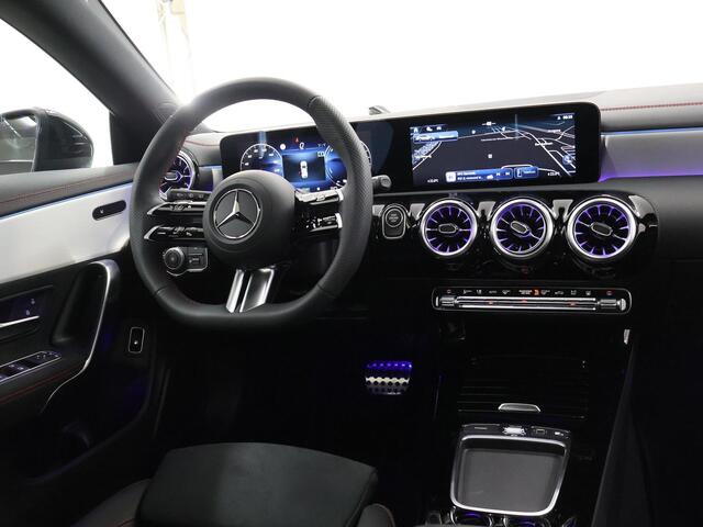 Mercedes-Benz CLA-KLASSE Shooting Brake 250e Star Edition AMG Line Mercedes-Benz CLA 250 e Shooting Brake Star Edition AMG Line | Panoramaschuifdak | MULTIBEAM LED | Nightpakket | Sfeerverlichting | Multispaak Velgen