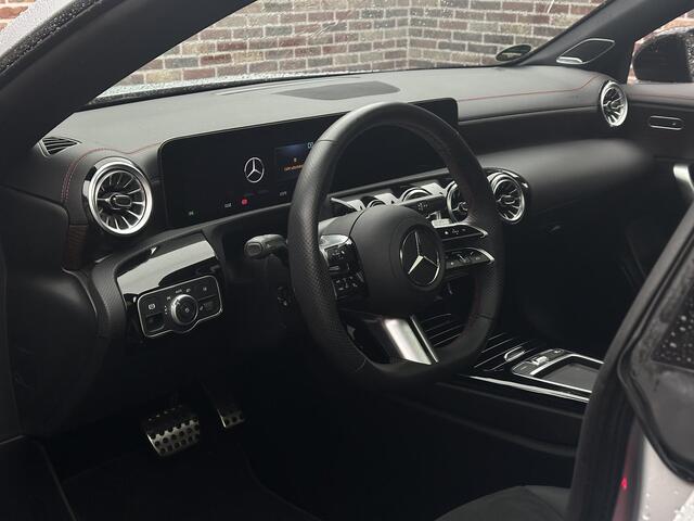 Mercedes-Benz CLA-KLASSE 200 AMG Line Panorama 360 Sfeer