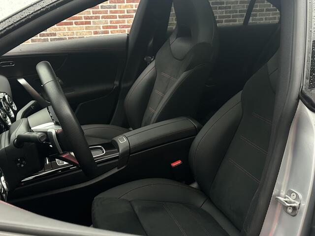 Mercedes-Benz CLA-KLASSE 200 AMG Line Panorama 360 Sfeer