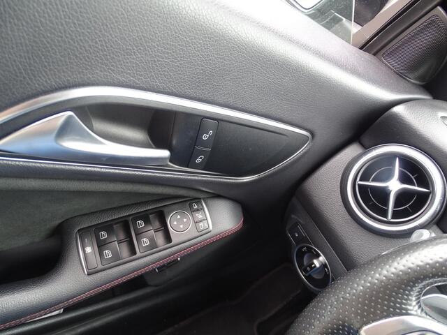 Mercedes-Benz CLA-KLASSE Shooting Brake 200 Prestige Automaat, Camera, Panoramadak, Leder/Alcantara Sport Interieur, Navigatie, Airco/ECC, CruiseControl, Dode Hoek detectie, Xenon/Led, F1-Flippers, Parkeersensoren