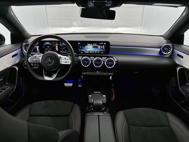 Mercedes-Benz CLA-KLASSE 200 AMG-Line | Night pakket | Panorama schuif/kanteldak | Sfeerverlichting | parkeerpakket + camera achter | Spiegelpakket | Stoelverwarming | KEYLESS GO-comfortpakket Inclusief 24 maanden MB Certified garantie voor Europa.
