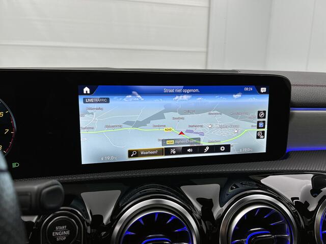 Mercedes-Benz CLA-KLASSE 200 AMG-Line | Night pakket | Panorama schuif/kanteldak | Sfeerverlichting | parkeerpakket + camera achter | Spiegelpakket | Stoelverwarming | KEYLESS GO-comfortpakket Inclusief 24 maanden MB Certified garantie voor Europa.