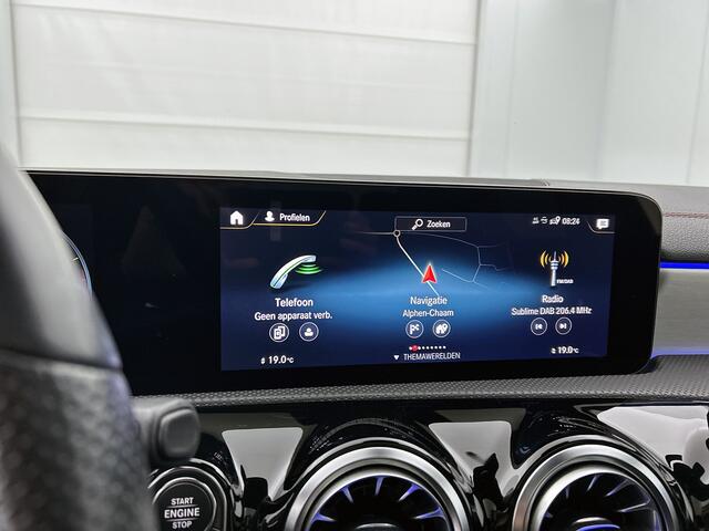 Mercedes-Benz CLA-KLASSE 200 AMG-Line | Night pakket | Panorama schuif/kanteldak | Sfeerverlichting | parkeerpakket + camera achter | Spiegelpakket | Stoelverwarming | KEYLESS GO-comfortpakket Inclusief 24 maanden MB Certified garantie voor Europa.