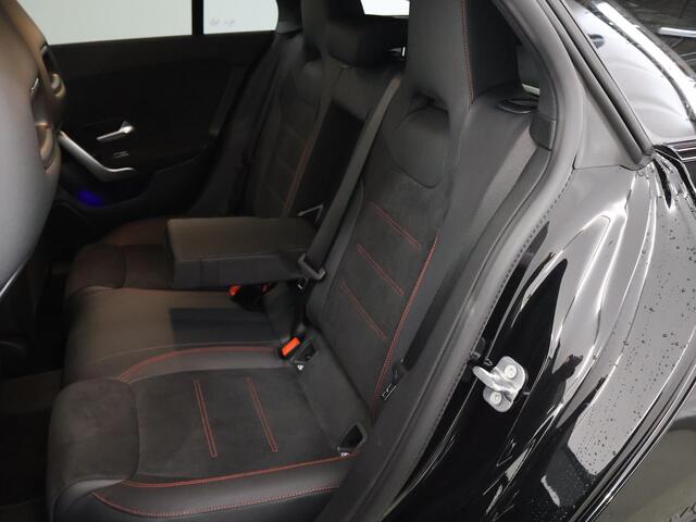 Mercedes-Benz CLA-KLASSE Shooting Brake 180 Star Edition AMG NIGHT | Panoramadak | Dodehoekassitent | Apple Carplay | MultiBeam LED | Sfeerverlichting | Stoelverwarming |