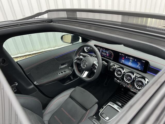 Mercedes-Benz CLA-KLASSE Shooting Brake 180 | Panoramadak | AMG | Sfeerverlichting
