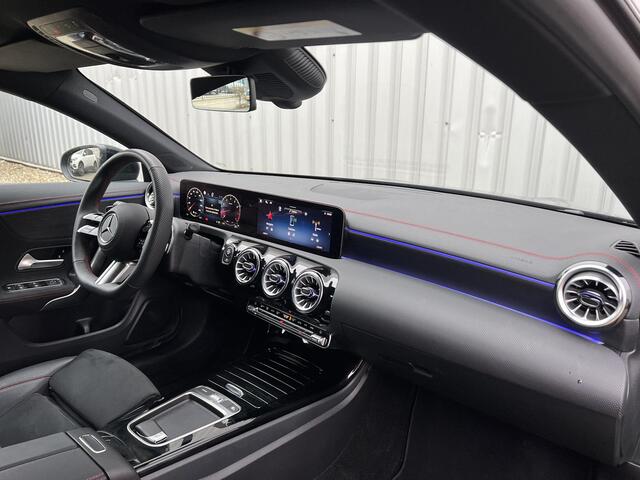 Mercedes-Benz CLA-KLASSE Shooting Brake 180 | Panoramadak | AMG | Sfeerverlichting