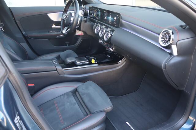 Mercedes-Benz CLA-KLASSE 200 Business Solution AMG NL-Auto!! Pano I Elek.Stoelen I Key-Less