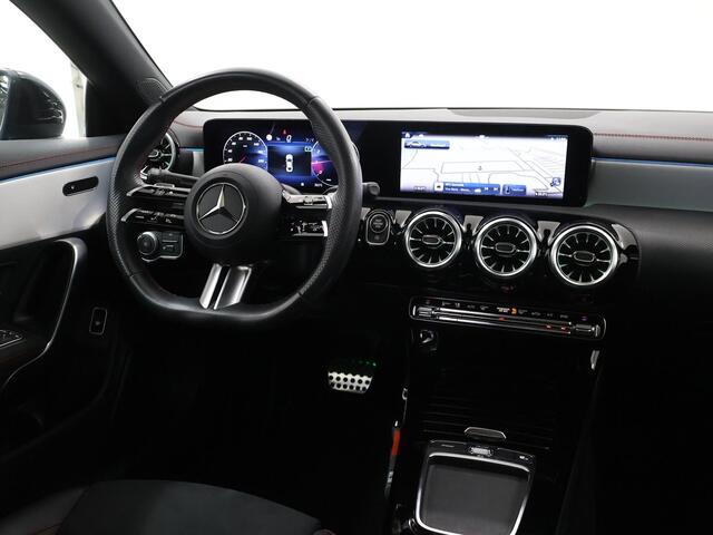 Mercedes-Benz CLA-KLASSE 180 AMG Line | Panoramadak| Night | Parkeercamera | 19" lichtmetalen velgen | Stoelverwarming | Keyless Go |